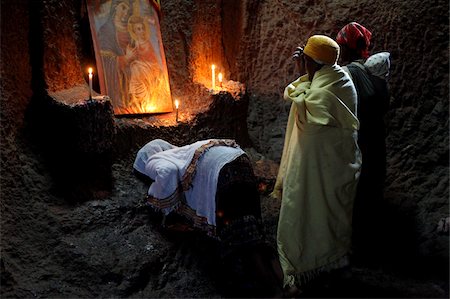 Femmes priant dans l'église de pari Medhane Alem à Lalibela, Wollo, Ethiopie, Afrique Photographie de stock - Rights-Managed, Code: 841-03870576