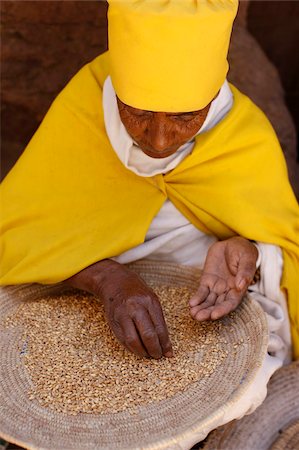 Nonne, die Sortierung von Weizen auf Bet Maryam Kirche Hof, Lalibela, Wollo, Äthiopien, Afrika Stockbilder - Lizenzpflichtiges, Bildnummer: 841-03870573