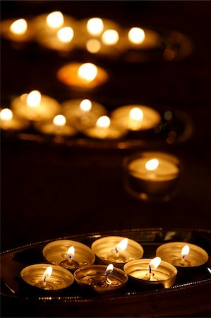 Bougie offrant pour Wesak célébration anniversaire de Bouddha, de réveil et de Nirvana, Grand Temple bouddhiste (Grande Pagode de Vincennes), Paris, France, Europe Photographie de stock - Rights-Managed, Code: 841-03870596