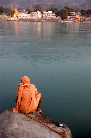 Sadhu sitting by the River Ganges in Rishikesh, Uttarakhand, India, Asia Foto de stock - Con derechos protegidos, Código: 841-03870686