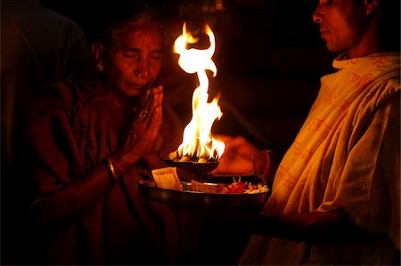elderly praying - Prêtre et dévot effectuant aarti, Haridwar, Uttarakhand, Inde, Asie Photographie de stock - Rights-Managed, Code: 841-03870690