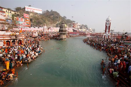 Thousands of devotees converge to take a dip in the River Ganges at Navsamvatsar, a Hindu holiday during the Maha Kumbh Mela festival, Haridwar, Uttarakhand, India, Asia Foto de stock - Con derechos protegidos, Código: 841-03870704