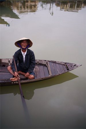 Vieil homme en attente de passagers de ferry sur la rivière Thu Bon Hoi An, Vietnam, Indochine, l'Asie du sud-est, Asie Photographie de stock - Rights-Managed, Code: 841-03870733