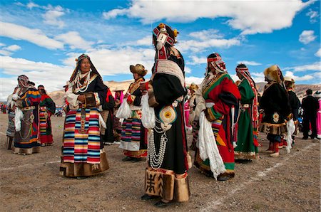 Traditionnellement vêtus Tibétains qui participent à un festival local, Gerze, Tibet, Chine, Asie Photographie de stock - Rights-Managed, Code: 841-03870931
