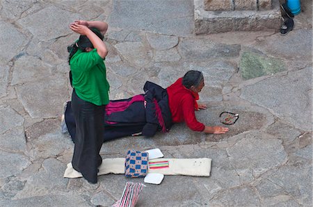 Pilgrims praying before the Jokhang Temple in Lhasa, Tibet, China, Asia Foto de stock - Con derechos protegidos, Código: 841-03870954