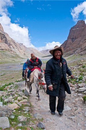 Pèlerins faisant la Kora autour de la sainte montagne Mont Kailash dans l'ouest du Tibet, Chine, Asie Photographie de stock - Rights-Managed, Code: 841-03870961