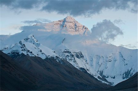 Sunset at Mount Everest (Mount Sagarmatha),  Zhumulangma Peak, the world's highest mountain, 8,848 metres above sea level, Tibet, China, Asia Foto de stock - Direito Controlado, Número: 841-03870977