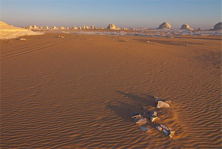 simsearch:841-02920006,k - Le désert blanc avec sculptures érodées par les vents dans la roche riche de calcium dans le lointain, près Baharia, Egypte, Afrique du Nord, Afrique Photographie de stock - Rights-Managed, Code: 841-03871051