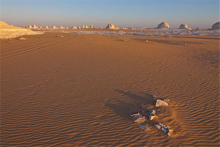 simsearch:841-03871045,k - Le désert blanc avec sculptures érodées par les vents dans la roche riche de calcium dans le lointain, près Baharia, Egypte, Afrique du Nord, Afrique Photographie de stock - Rights-Managed, Code: 841-03871051