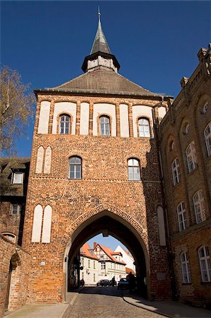 simsearch:841-05783326,k - The Kuetertor gateway arches over the street in Stralsund, Mecklenburg-Vorpommern, Germany, Europe Foto de stock - Con derechos protegidos, Código: 841-03871423