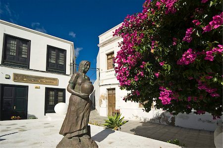 Asunción De La Virgen Statue des Kanarischen Künstlers Lujan Perez in den wichtigsten Platz von Haria in das ""Tal der ein &#10; tausend Palmen in den gebirgigen Norden der Insel, Haria, Lanzarote, Kanarische Inseln, Spanien, Europa Stockbilder - Lizenzpflichtiges, Bildnummer: 841-03871607