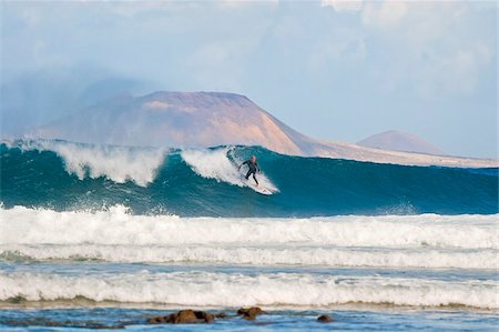 simsearch:841-03871608,k - Surfer on a large wave with Graciosa Island beyond, at the world class surf reef break known as San Juan, east of Famara in the north of the island, Famara, Lanzarote, Canary Islands, Spain, Atlantic, Europe Foto de stock - Con derechos protegidos, Código: 841-03871610