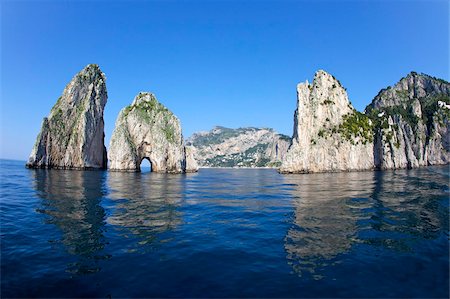 Faraglioni Rocks taken from the sea in early morning summer sunshine, Isle of Capri, Campania, Italy, Europe Foto de stock - Con derechos protegidos, Código: 841-03871654