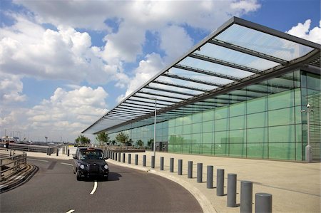 Black taxi cab drives away from Terminal 4, Heathrow Airport, London, England, United Kingdom, Europe Fotografie stock - Rights-Managed, Codice: 841-03871674