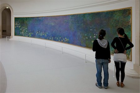 Two young women admire the Water-lilies by Claude Monet, Musee de L'Orangerie Museum, Paris, France, Europe Foto de stock - Con derechos protegidos, Código: 841-03871680