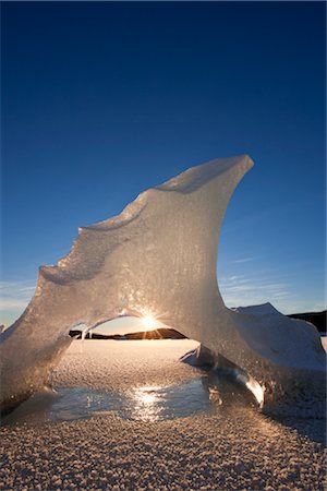 Vue des formations d'icebergs gelé dans le lac Mendenhall avec soleil furtivement à travers, forêt nationale de Tongass, sud-est de l'Alaska, hiver Photographie de stock - Rights-Managed, Code: 854-05974177