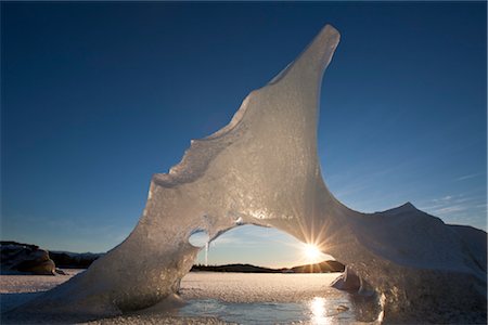 Vue des formations d'icebergs gelé dans le lac Mendenhall avec soleil furtivement à travers, forêt nationale de Tongass, sud-est de l'Alaska, hiver Photographie de stock - Rights-Managed, Code: 854-05974178