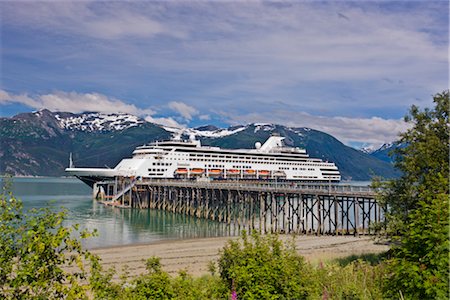 simsearch:854-03646328,k - Cruise ship docked at Haines harbor in Portage Cove, Haines, Southeast Alaska, Summer Foto de stock - Con derechos protegidos, Código: 854-05974278