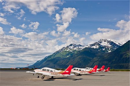 simsearch:854-03646302,k - Small planes parked on the tarmac at the Haines Airport, Haines, Southeast Alaska, Summer Foto de stock - Direito Controlado, Número: 854-05974288