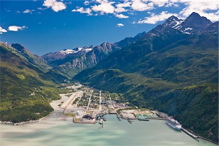 skagway - Aerial view of the city of Skagway with a cruise ship docked at port, Southeast Alaska, Summer Foto de stock - Con derechos protegidos, Código: 854-05974298