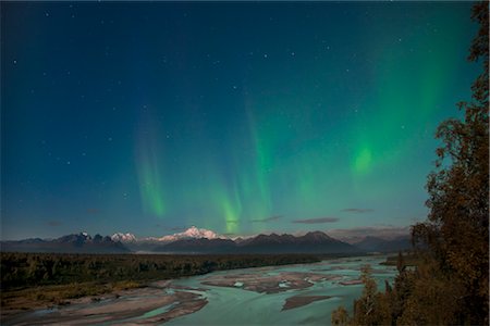 denali highway - Northern lights above Mount McKinley and the Chulitna River during a full moon, seen from the Parks Highway overlook, Denali State Park, Alaska, Autumn Stock Photo - Rights-Managed, Code: 854-05974327