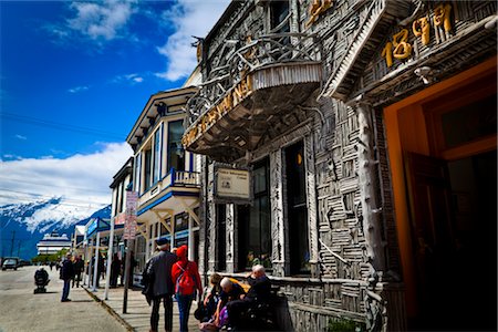 skagway - Tourists at the historic Arctic Brotherhood Hall building of Visitor Information Center, a cruise ship docked at end of street, Skagway, SE Alaska on an early summer, sunny day. Foto de stock - Con derechos protegidos, Código: 854-05974507