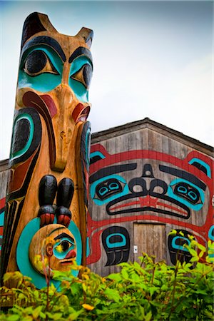 Nahaufnahme von Raven Totempfahl und Beaver Haus am südöstlichen Saxman Totem Park, Ketchikan, Alaska, Sommer Stockbilder - Lizenzpflichtiges, Bildnummer: 854-05974500