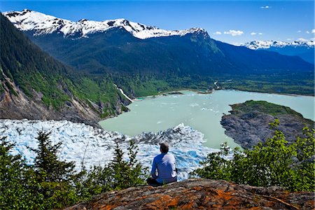 simsearch:854-03646419,k - Un randonneur regardant vers le bas sur le Glacier de Mendenhall et lac Mendenhall de West Glacier Trail, Juneau, Alaska du sud-est, l'été Photographie de stock - Rights-Managed, Code: 854-05974512