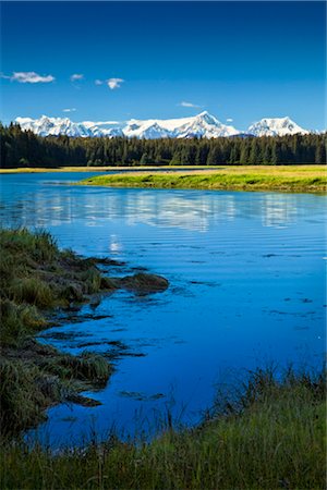 errando - The meandering Bartlett River beneath snow covered Fairweather Mountains on a sunny day, Glacier Bay National Park & Preserve, Southeast Alaska, Summer Foto de stock - Con derechos protegidos, Código: 854-05974549