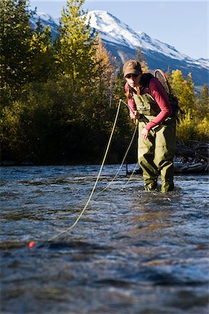 simsearch:854-05974411,k - Femme jette pour la truite arc-en-ciel lors de la pêche à la mouche sur Ptarmigan Creek sur la péninsule de Kenai du centre-sud de l'Alaska au cours de la chute Photographie de stock - Rights-Managed, Code: 854-02954987