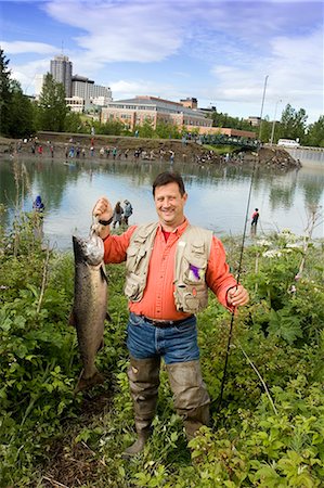 Pêcheur heureux w/King Salmon @ Slam'nSalmon été navire Crk Anchorage AK SC Derby Photographie de stock - Rights-Managed, Code: 854-02954989