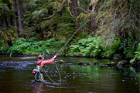 pesca con la mosca - Woman fly fishing on Ward Creek in the Tongass National Forest near Ketchikan, Alaska Fotografie stock - Rights-Managed, Codice: 854-02954982