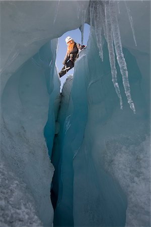 extreme weather - Climber looks down into a creavsse on the Matanuska Glacier in Southcentral, Alaska in Summer Foto de stock - Con derechos protegidos, Código: 854-02955028