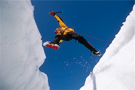 eispickel - Eiskletterer springt eine Gletscherspalte am Matanuska Gletscher SC-AK Stockbilder - Lizenzpflichtiges, Bildnummer: 854-02955020