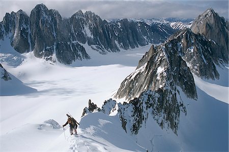 défi - L'alpiniste escalade sur une arête étroite Kichatna Mtns Denali National Park intérieur Alaska hiver Photographie de stock - Rights-Managed, Code: 854-02955045