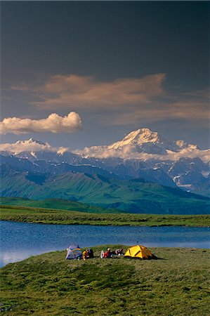 Hikers @ Camp near Tundra Pond Denali SP SC AK Summer/nw/Mt McKinley background Foto de stock - Con derechos protegidos, Código: 854-02955066