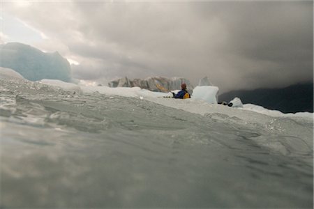 resurrection - Man kayaking near Bear Glacier in Resurrection Bay near Seward, Alaska Foto de stock - Con derechos protegidos, Código: 854-02955123