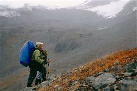 Pair of backpackers approach the top of a pass at Wrangell St.Elias National Park in Southcentral. Fotografie stock - Rights-Managed, Codice: 854-02955228