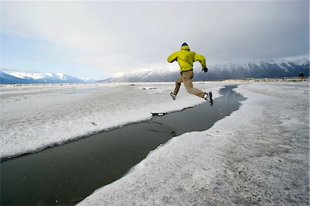 Homme longe Turnagain Arm sur la surface de neige fondante et la boue de glace friable en hiver près de l'Alaska Girdwood Photographie de stock - Rights-Managed, Code: 854-02955250