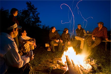 feu de bivouac - Redoute Bay Lodge vous vous détendre autour d'un feu de camp sur la pelouse de the lodge at Big River Lakes en zone d'Habitat critique état redoute Bay, Centre-Sud, de l'Alaska Photographie de stock - Rights-Managed, Code: 854-02955475