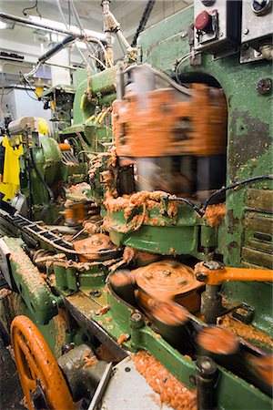 simsearch:854-05974562,k - A machine prepares salmon at Peter Pan Seafoods in Bristol Bay Dillingham Alaska Foto de stock - Con derechos protegidos, Código: 854-02955519