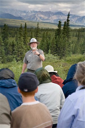 US National Park Ranger d'interprétation donne un exposé de la nature aux visiteurs se sont réunis au camping lac étonnant dans le Parc National Denali en Alaska Photographie de stock - Rights-Managed, Code: 854-02955565
