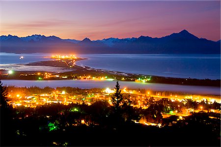 spit - Early morning view of the Homer Spit as night gives way to the dawn over the Kenai Mountains and Kachemak Bay on the Kenai Peninsula of Southcentral Alaska Foto de stock - Con derechos protegidos, Código: 854-02955579