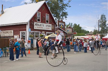 desfile - Old fashion bicycles in the Talkeetna Moose Dropping Festival Parade during Summer in Alaska Foto de stock - Con derechos protegidos, Código: 854-02955585