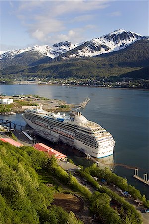 View of Juneau docks with cruise ship docked in Gastineau Channel in Southeast Alaska during Summer Foto de stock - Con derechos protegidos, Código: 854-02955592