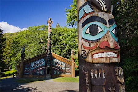 Clan House w/Totem pole @ Totem Bight State Historical Park near Ketchikan AK Southeast Foto de stock - Con derechos protegidos, Código: 854-02955611