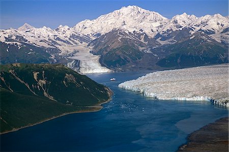 Holland America cruise ship at Hubbard Glacier and Turner Glacier Alaska/nDisenchantment Bay Foto de stock - Con derechos protegidos, Código: 854-02955625