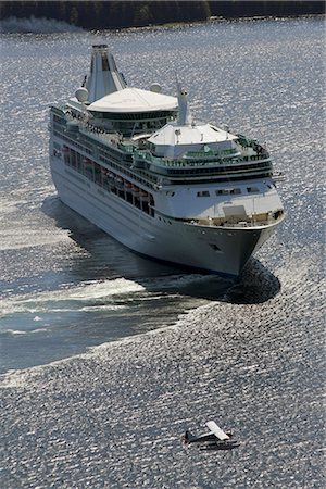 resurrection - Royal Caribbean Vision of the Seas cruise ship with charter airplane near Ketchikan. Summer in Southeast Alaska Foto de stock - Con derechos protegidos, Código: 854-02955628
