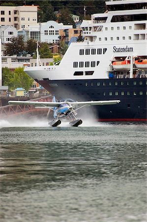 De Havilland Otter takes off from wharf with Holland America cruise ship Statendam in background. Juneau, Alaska Foto de stock - Con derechos protegidos, Código: 854-02955679