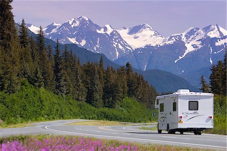 simsearch:854-02955745,k - Wohnmobil-Pässe, die ein Feld von Schmalblättriges Weidenröschen, als es den Seward Highway fährt in der Nähe von Turnagain Pass. Sommer auf der Kenai-Halbinsel von South Central Alaska. Stockbilder - Lizenzpflichtiges, Bildnummer: 854-02955737